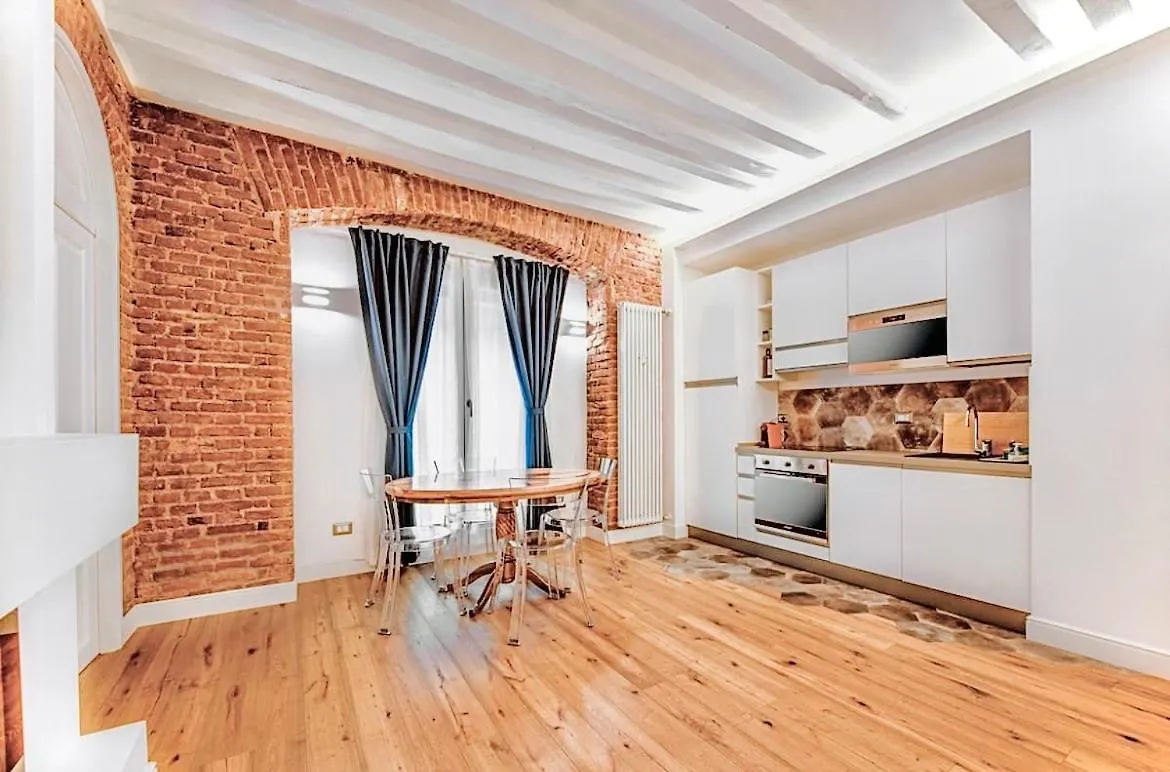 Luxury Apartment In Milan Center Italy
